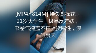 脸上红扑扑极品御姐居家发骚，带子情趣装开档黑丝，坐椅子上抬起双腿假屌爆插，这姿势太爽了，受不了全是颤抖