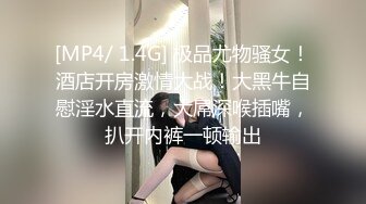 偷拍牛人晚上潜伏在别人家浴室窗外全景偷拍两个美女洗澡一个少妇一个年轻妹子颜值都不错很有撸点