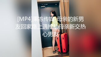 OSTP283 漂亮美女夜晚短裙户外露出，整根大鸡巴粘在护栏就抽插小穴，不远处还有位大爷在工作，刺激死了！