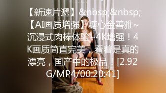 一个用光滑的脸吮吸鸡巴的讨厌的美女荡妇