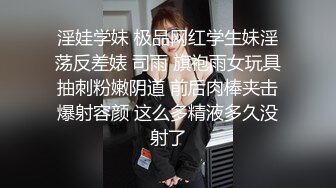 可盐可甜的极品小女人露脸勾搭狼友，性感蜜桃臀粉嫩骚穴各种展示给狼友看，奶子比心撅着小骚屁股求草好刺激