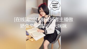 勾搭在厨房忙碌的嫂子啪啪，卧室直接强硬扒光，揉奶玩逼大鸡巴插进去瞬间就臣服了，多体位蹂躏爆草直接内射