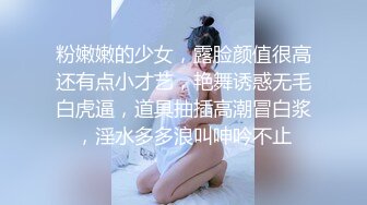 去野外烧烤，把少妇拉进车里，车震狂欢