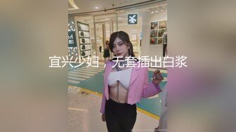 商场偷拍两个美女裙底风光屁股破洞牛仔裙美女丁字裤性感翘臀+少妇穿半透明草莓内发现镜头直接叫人了