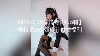 食品厂女厕偷拍黄衣少妇这是什么爱好？擦完PP要吻一吻什么味道