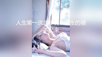 商场厕所偷拍牛仔裤美女边玩手机边拉屎