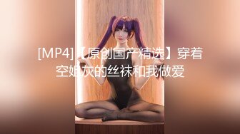 小母狗女友撅起屁股展示流出的白浆