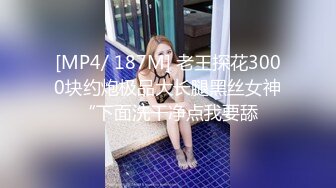 《最新流出??重金购买》百变COSER萝莉网红嫩妹【萨拉】私拍，原始异国性情调之两个男仆来伺候她，无套中出内射高清无水原版