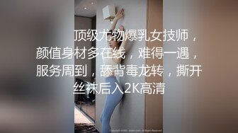 淫荡小骚货，公共厕所自慰，扒开内裤，肛塞跳蛋一起上，爽的淫水直流，带了假屌抽插骚逼