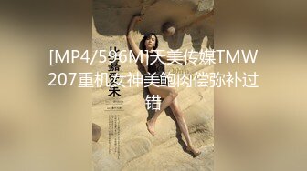 KTV厕所偷拍喝醉的美女趴在马桶上吐✿来个捡尸的屌丝男把她内裤脱了想上她