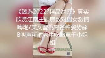 联通女业务员拿着手机给客户介绍时被恶搞突然自动播放她洗澡的视频