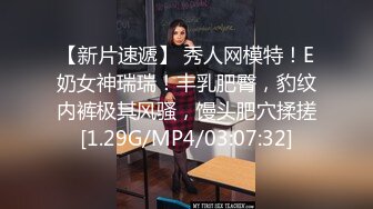 农贸市场女厕偷拍格子裙美少妇 屁股又白又嫩就在眼前