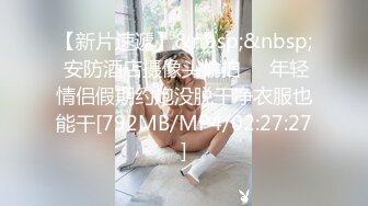 小靓妹拉屎伸手机拍！弄一手香喷喷的便便