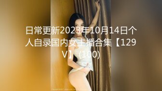 等电梯的少数民族着装美女 我们办公室一朵美丽的石榴花