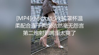 跑到女澡堂探险竟然还有落单的女员工在洗澡