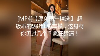 复式别墅楼梯上大战黄发妹子，双飞大战