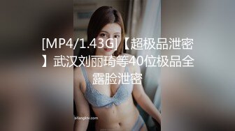 [MP4/ 557M] 家里的淫妻骚母狗被大哥调教的真不错，乖巧听话丝袜高跟，跪着给大哥舔鸡巴