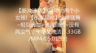 联通女业务员拿着手机给客户介绍时被恶搞突然自动播放她洗澡的视频