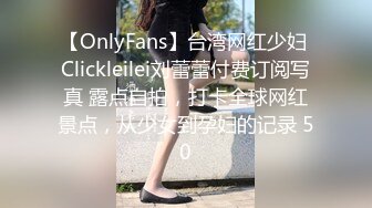 白丝袜情趣装全程露脸小美女，在狼友的指挥下脱光光玩弄骚逼，掰开特写展示好嫩啊