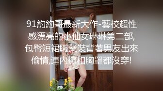 沙发上和两妹子一起玩