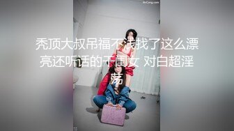 户外我最骚全程露脸开车户外车外人流涌动，车内透视装诱惑，全脱光了自己抠骚逼呻吟勾搭小哥边开车边摸奶