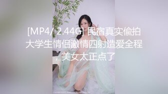 师范学院女厕偷拍白衣长发美女肥鲍鱼细长的逼缝