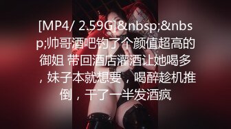 固定摄像头偷拍长裙美女 撅着大屁股尿尿 人美B更美