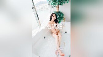 20岁酒红色美甲的鸡婆：你手好冰呀，我给你弄，来，趴下来一点，快点艹我 我受不了。看着成人片做爱，真是幽默！