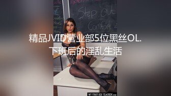 健身俱乐部女学员浴室偷拍教练洗澡换衣服30多岁的样子这身材保养的还真不错