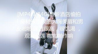 良家小姐姐换上丝袜圆润美臀长腿，抠穴眉头紧锁好享受