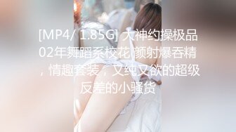 这个人妖真会玩把少妇乳房捆起来按在床上撅着屁股猛操少妇屁眼