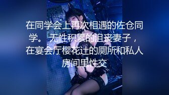 高颜值露脸大奶熟女，屁股很俏身材保养得还不错，啥活都会道具搅拌骚逼水还不少，叫起来很骚就差哥哥们的几把干了!