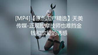 年轻胸前纹身的老婆给老公打飞机撸硬，女上位秒变榨汁打桩机