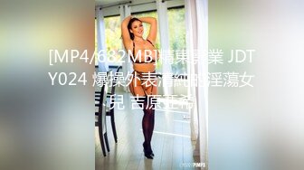 商场女厕全景偷拍挎包短裙美少妇前后围着她拍了一圈 (1)