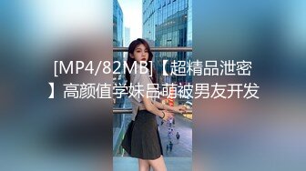 OF大眼萌妹「Yui Peachpie」情趣灰丝托着一对迷人美乳，脖颈戴着狗链全自动骑乘到喷水也不停