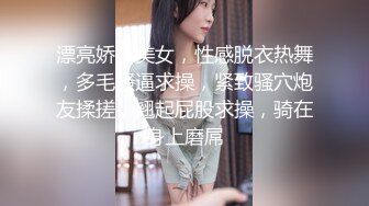 牛仔短裤大长腿贫乳美女和炮友居家啪啪，近距离特写口交舔屌，翘起屁股舔逼后入撞击美臀，毛毛修剪过掰穴诱人