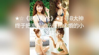 全景厕拍白净的邻家小美女还四处观望高清版