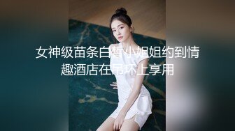 潜入单位女厕近距离偷窥漂亮的美女同事的小嫩B