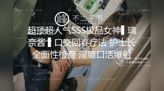 偷拍极品闷S型美女碎花裙黄高跟逛街不穿内裤