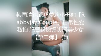 爆乳大屁股风骚人妻大奶子乱颤很是诱人，大肥逼掰开给狼友看特写