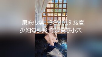 壹屌探花约两少妇来了后才知道玩双飞，一起翘起双腿等着被操，边后入边舔奶头两个换着操