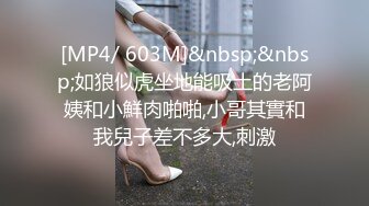 风骚的黑丝人妻在家跟大哥激情啪啪，从地上干到床上，口交大鸡巴听狼友指挥互动撩骚，多体位蹂躏抽插真刺激