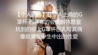 高筒皮靴长发美女尿尿像洒水壶一般