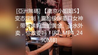 酷酷短发中性美女小姐姐自慰诱惑，撩起短袖揉捏贫乳，扭动翘臀脱掉内裤，掰穴特写拿出玻璃黄瓜快速抽插