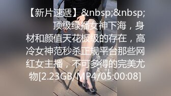 早餐店女厕全景偷拍14位美女嘘嘘 还有几个BB粉嫩的小姐姐 (1)